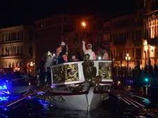La torcia olimpica trasportata per i canali di Venezia