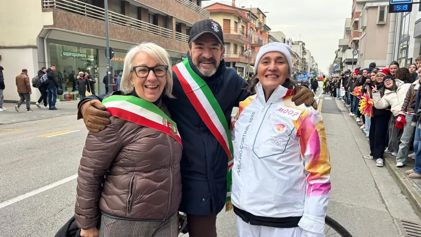 Il sindaco di San Donà Alberto Teso con la tedofora Ileana Salvador e Loreta Frison, vicesindaco di San Giorgio in Bosco nonché cugina della Salvador