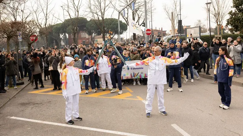 Il kiss tra due tedofori nel passaggio a Jesolo (foto Bortoluzzi)
