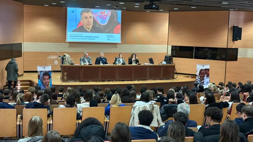 Un momento dell'incontro tra gli studenti delle superiori e Gino Cecchettin a Treviso