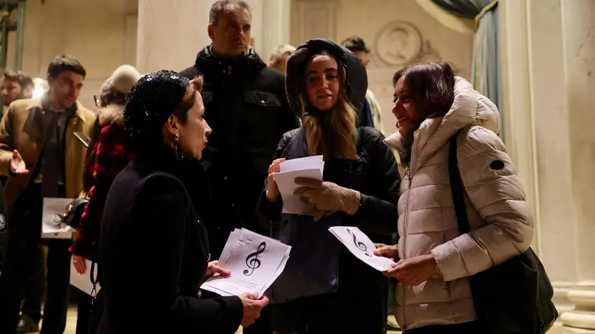Il volantinaggio fuori dalla Fenice