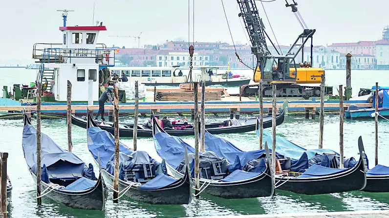 La draga del Consorzio Venezia Nuova in Bacino per i lavori della nuova Onda-rail
