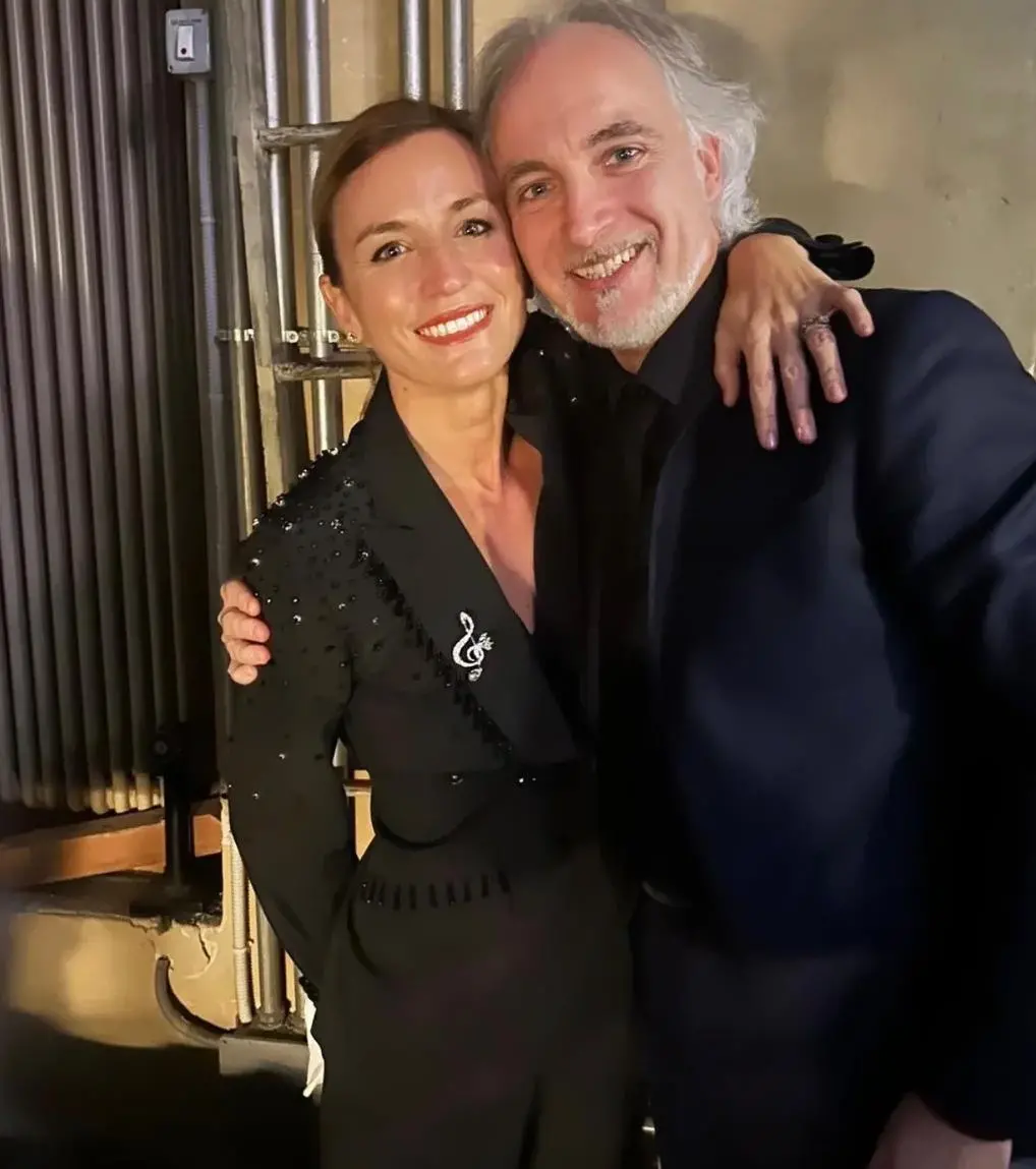 Uno scatto postato sui social da Venezi con la spilla di brillanti