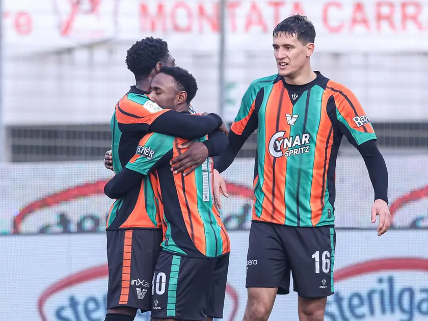 John Yeboah esulta dopo il gol