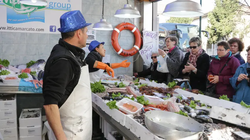 Clienti a un banco del mercato