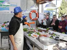 Clienti a un banco del mercato