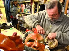 Un artigiano al lavoro