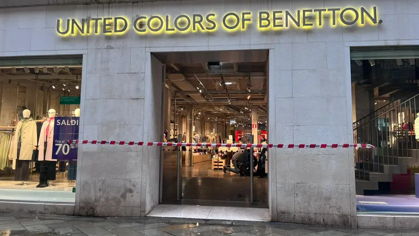 Il negozio di Benetton a Rialto chiuso per i rilievi