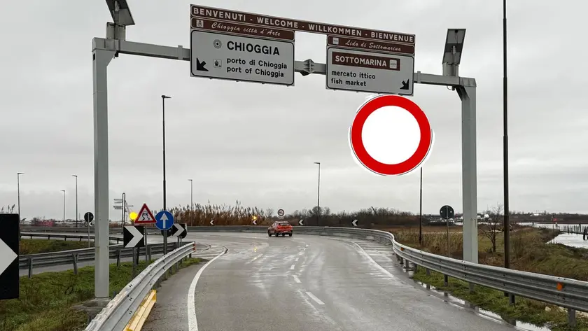 Lo svincolo della Romea verso Sottomarina chiuso