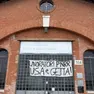 Lo striscione fuori dall’Ismar