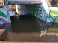 Il sottopasso di collegamento da via Stazione a via Kennedy a Quarto d'Altino è allagato
