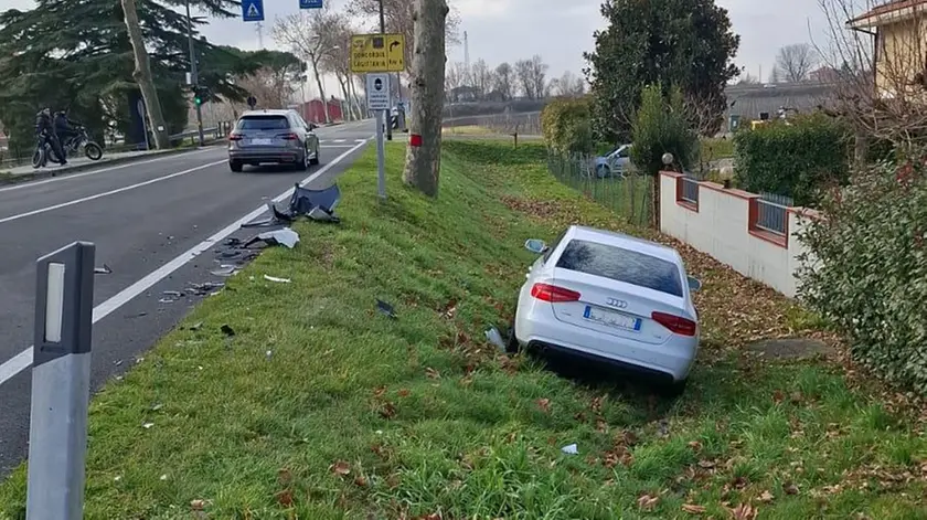 L'auto finita nel fossato dopo lo scontro in località Sindacale