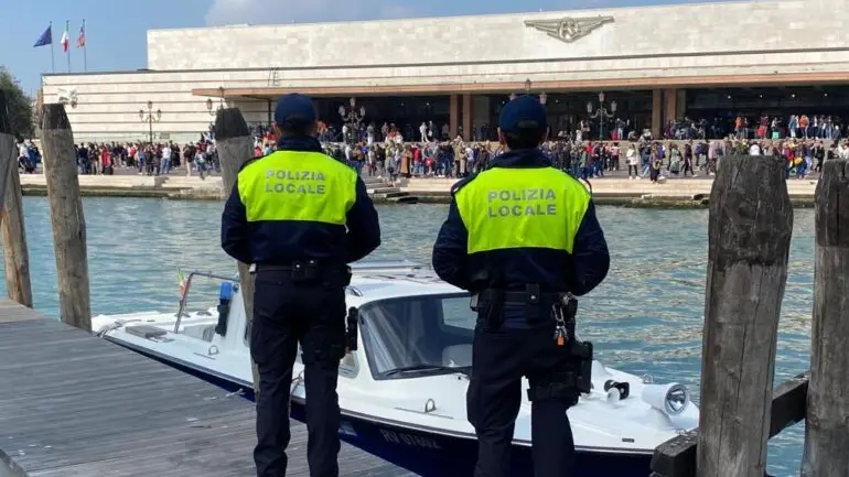 La polizia locale di Venezia ha fermato il borseggiatore seriale che faceva shopping all'Ovs