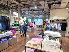 Gli interni della Benetton, preso di mira dai ladri. foto interpress