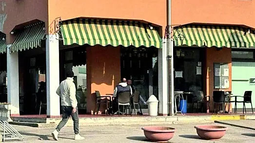 Il bar all’esterno del quale lunedì sera si è verificata una rissa