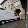 Il furgone contro la Porta di San Giovanni