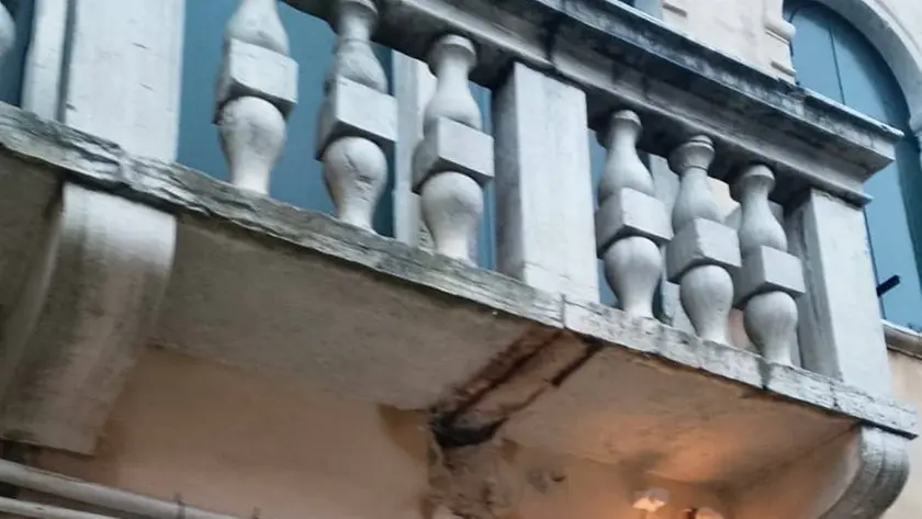 Il terrazzo da cui si è staccato il barbacane