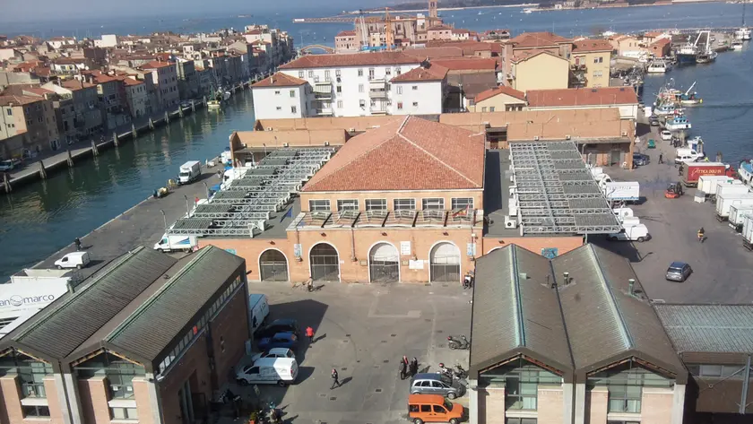 Una immagine dall'alto aerea del mercato ittico all'ingrosso di Chioggia