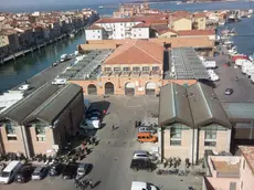 Una immagine dall'alto aerea del mercato ittico all'ingrosso di Chioggia