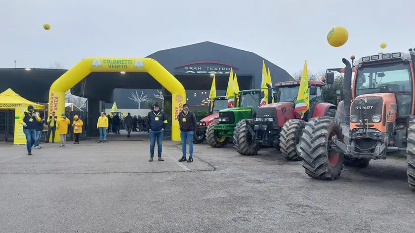 Agricoltori con i trattori al Geox di Padova per la mobilitazione lanciata da Coldiretti