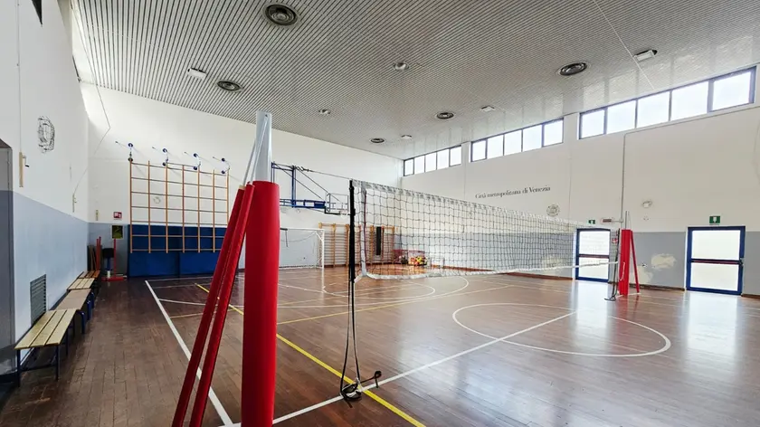Tra i materiali forniti ci sono anche reti da pallavolo