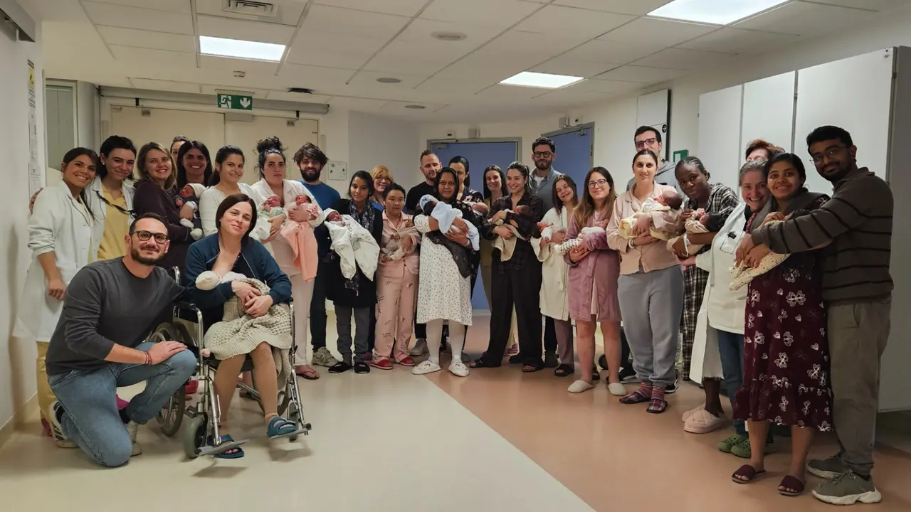 Foto di gruppo con genitori e personale dell'Ostetricia per i 24 nuovi nati in 48 ore all'ospedale di Mestre