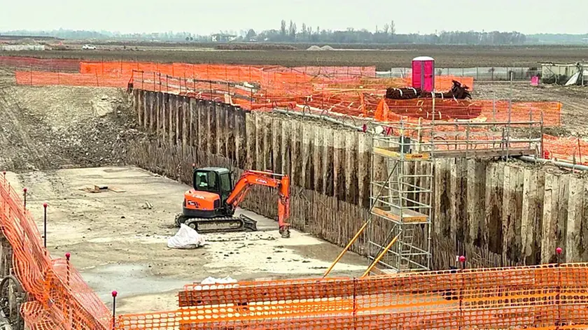 Il grande cantiere della bretella ferroviaria per l’aeroporto di Venezia, fermo da giorni