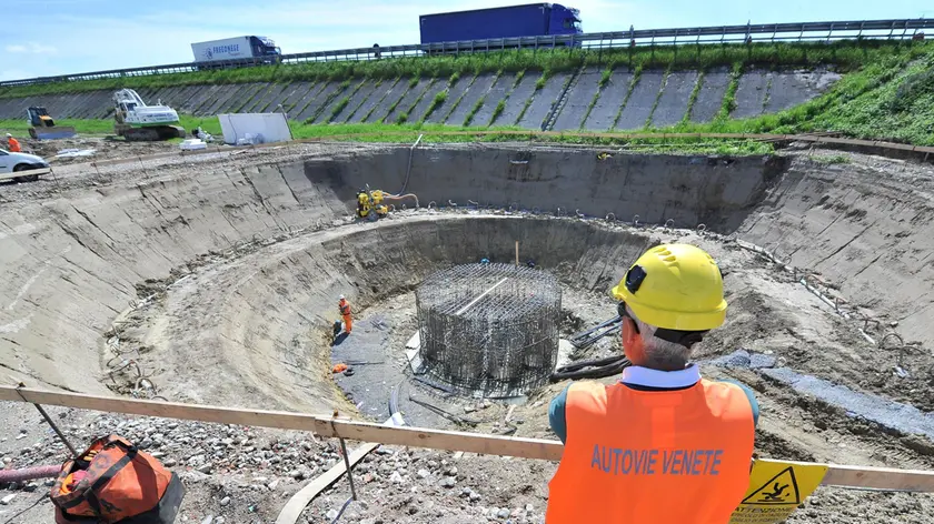 Uno dei cantieri per la realizzazione della terza corsia