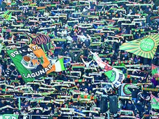 La curva di tifosi arancioneroverdi al Penzo