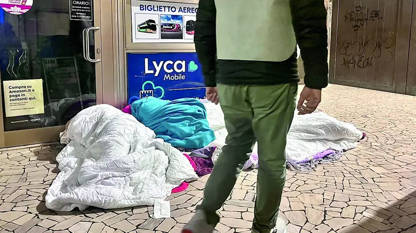 Un volontario mestrino nei pressi della stazione ferroviaria, dove dorme un gruppo di persone di origine rom.