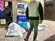 Un volontario mestrino nei pressi della stazione ferroviaria, dove dorme un gruppo di persone di origine rom.