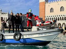 La giostra di Goldrake scortata in laguna