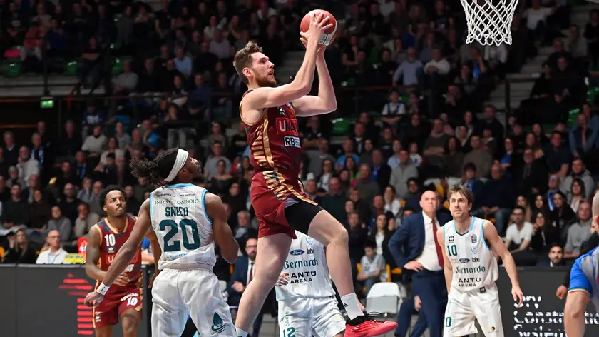 Il lungo della Reyer Alessandro Lever a canestro