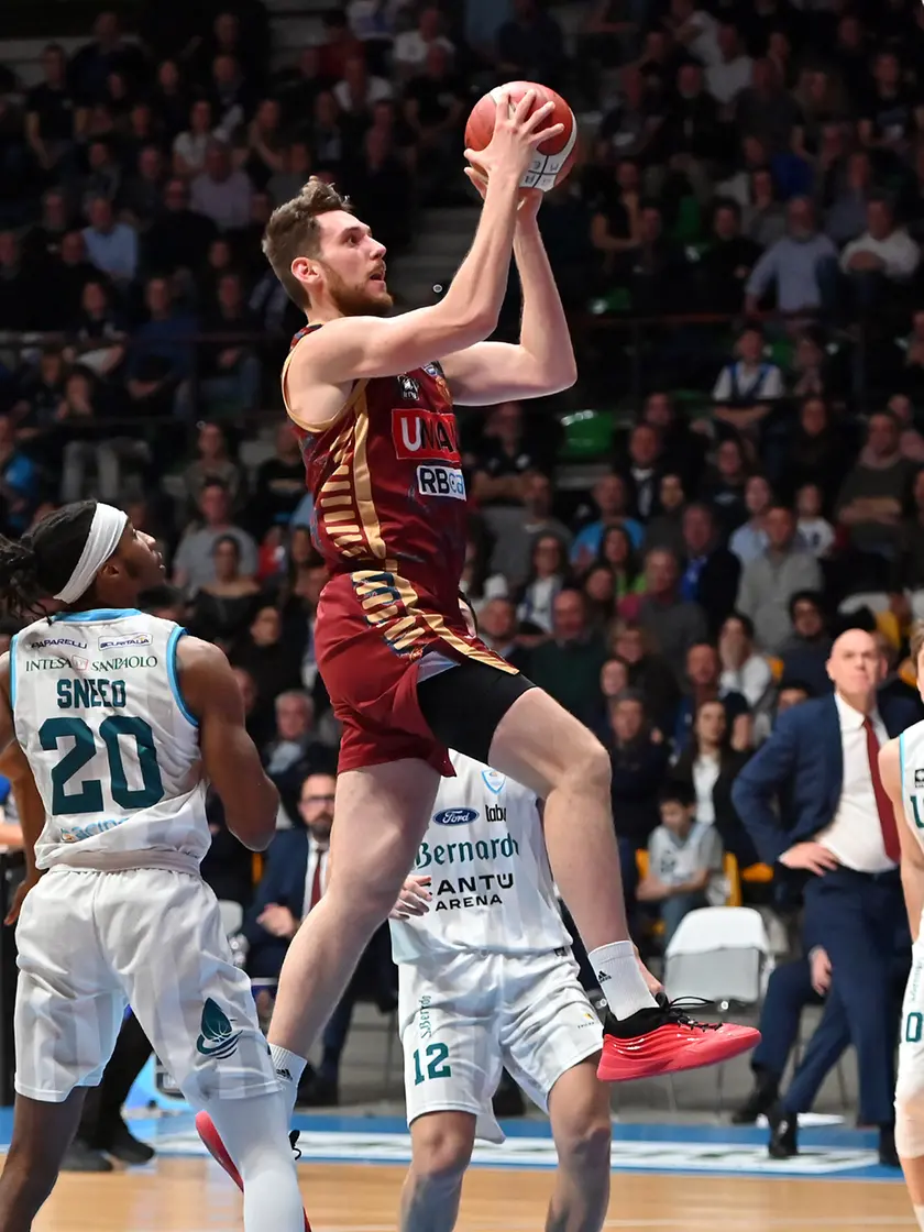 Il lungo della Reyer Alessandro Lever a canestro