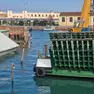 La maxi gru al lavoro per recuperare il container