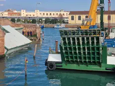 La maxi gru al lavoro per recuperare il container