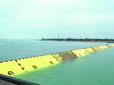 La paratoie del Mose alzate per difendere la città di Venezia dall’acqua alta