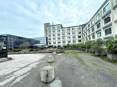 L'hotel appare in uno stato di abbandono