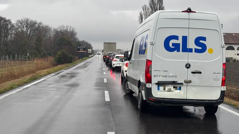 Lunghe code per il camion ribaltato a Ceggia (foto Bortoluzzi)