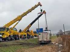 Il recupero del camion (foto Bortoluzzi)