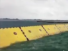 Le paratorie del Mose alzate contro l'acqua alta