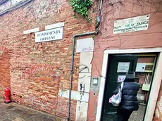 Una mamma all’ingresso della scuola primaria Diedo foto interpress