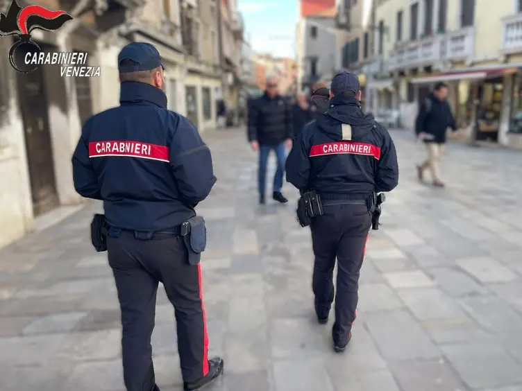 Vende mangime per piccioni ai turisti: multato