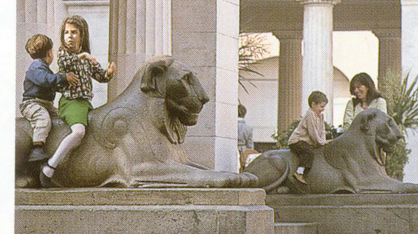Una vecchia foto del caffè Pedrocchi e i bambini che giocano sui leoni
