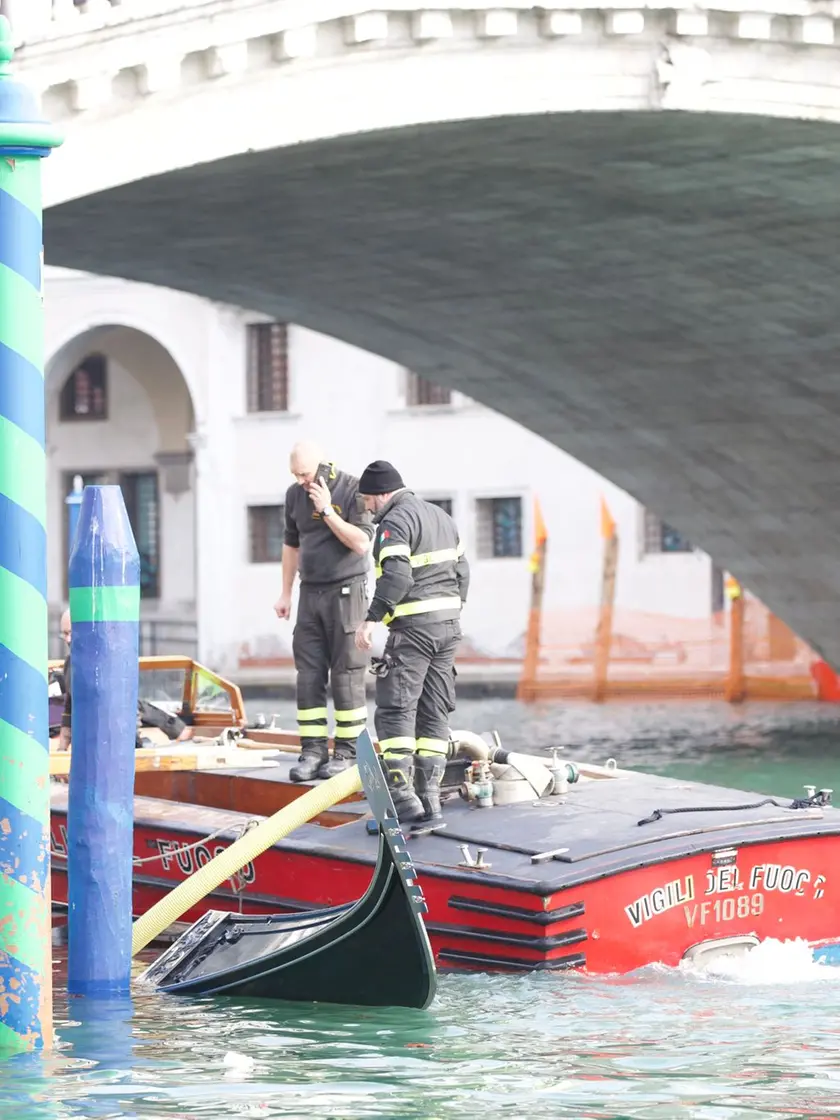 I vigili del fuoco mentre recuperano la gondola (Foto Interpress)