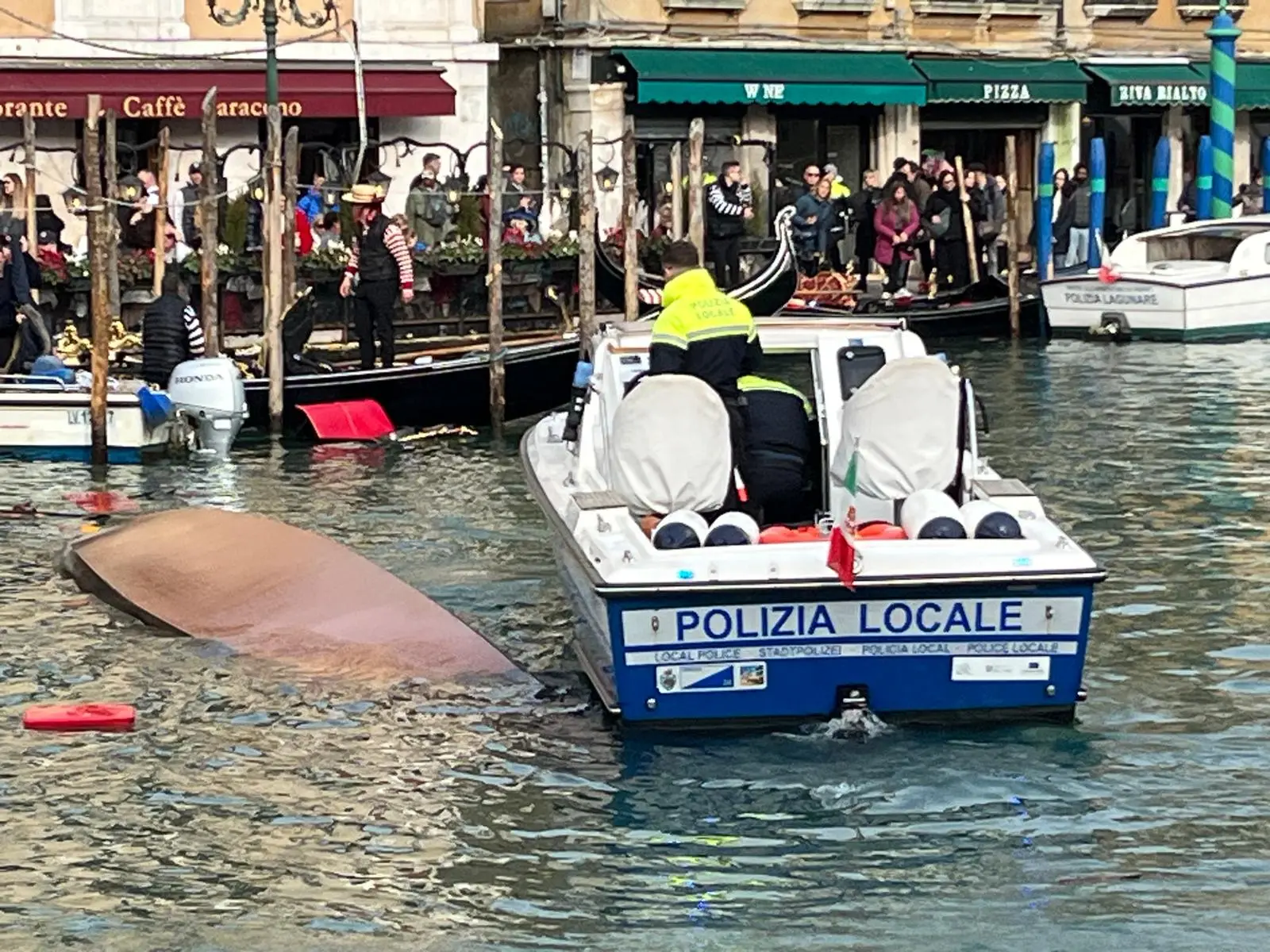 La polizia locale intervenuta sul posto