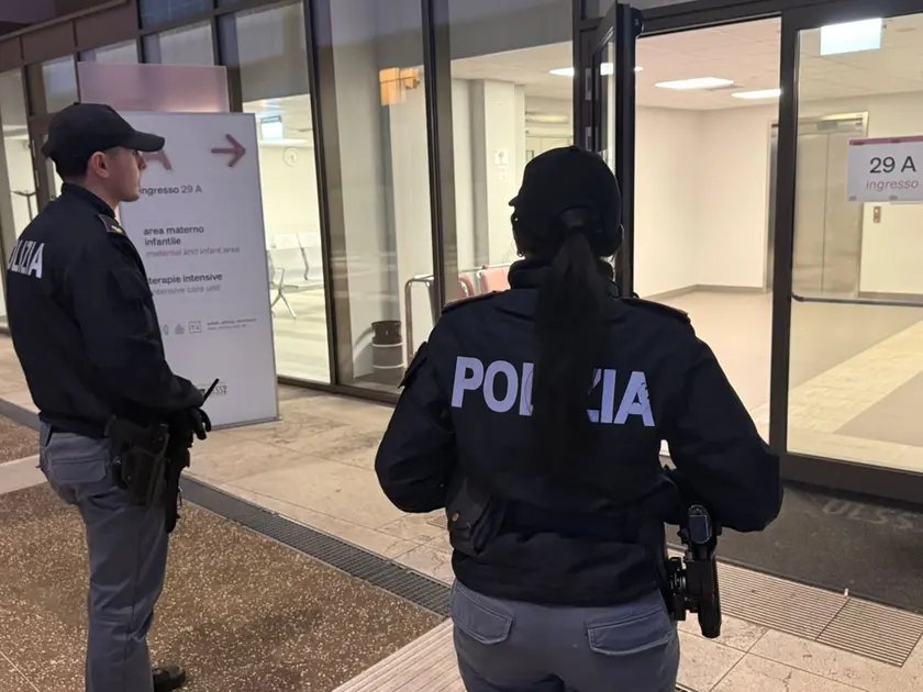 Agenti della Questura di Treviso presidiano l'ospedale Ca' Foncelli dopo l'arrivo della sciatrice statunitense Lindsey Vonn, operata dopo una frattura al femore sinistro durante la discesa libera alla pista di Cortina