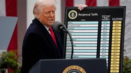 Donald Trump mostra la tabella dei dazi presentandoli ai giornalisti alla Casa Bianca