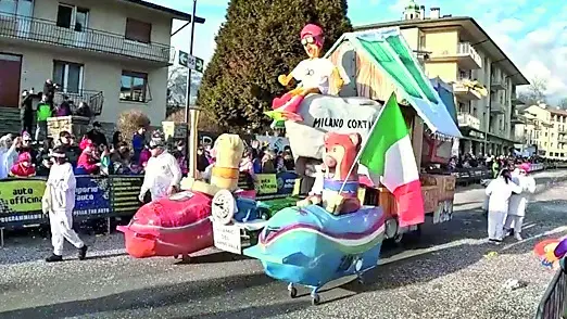 Il carro mascherato di Crocetta del Montello da cui è stata diffusa musica che inneggiava al Duce