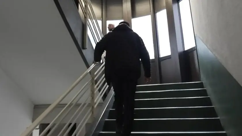 Giuseppe Vegnaduzzo in tribunale a Milano nei frame tratti dal servizio di Simone Gorla, concessi da Tgr Rai Lombardia